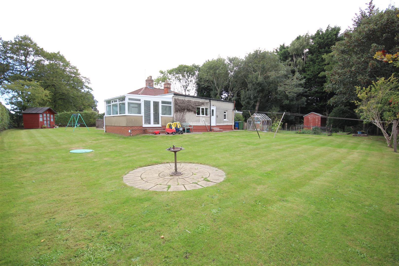 3 bed property in Cross Street, Great Hatfield